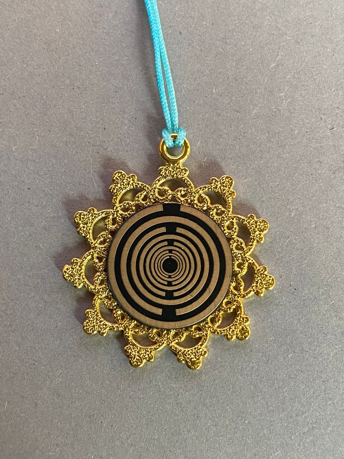 Amulett – Blume des Lebens, Lakhovsky MWOals schwarzer Coin mit goldlegiert eingearbeitet – Produktansicht 1