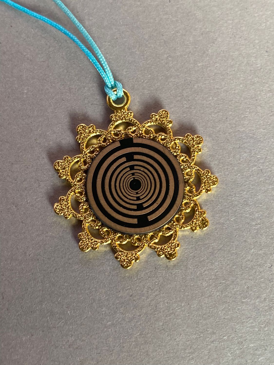 Amulett – Blume des Lebens, Lakhovsky MWOals schwarzer Coin mit goldlegiert eingearbeitet – Produktansicht 1