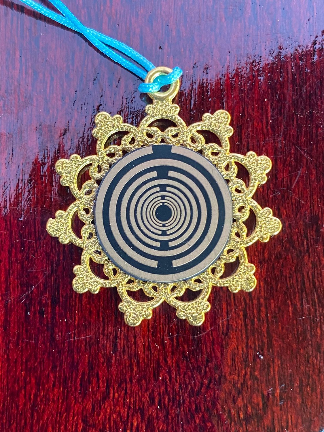 Amulett – Blume des Lebens, Lakhovsky MWOals schwarzer Coin mit goldlegiert eingearbeitet – Produktansicht 1