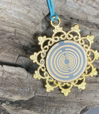 Amulett – Blume des Lebens, Lakhovsky MWOals schwarzer Coin mit goldlegiert eingearbeitet – Produktansicht 1