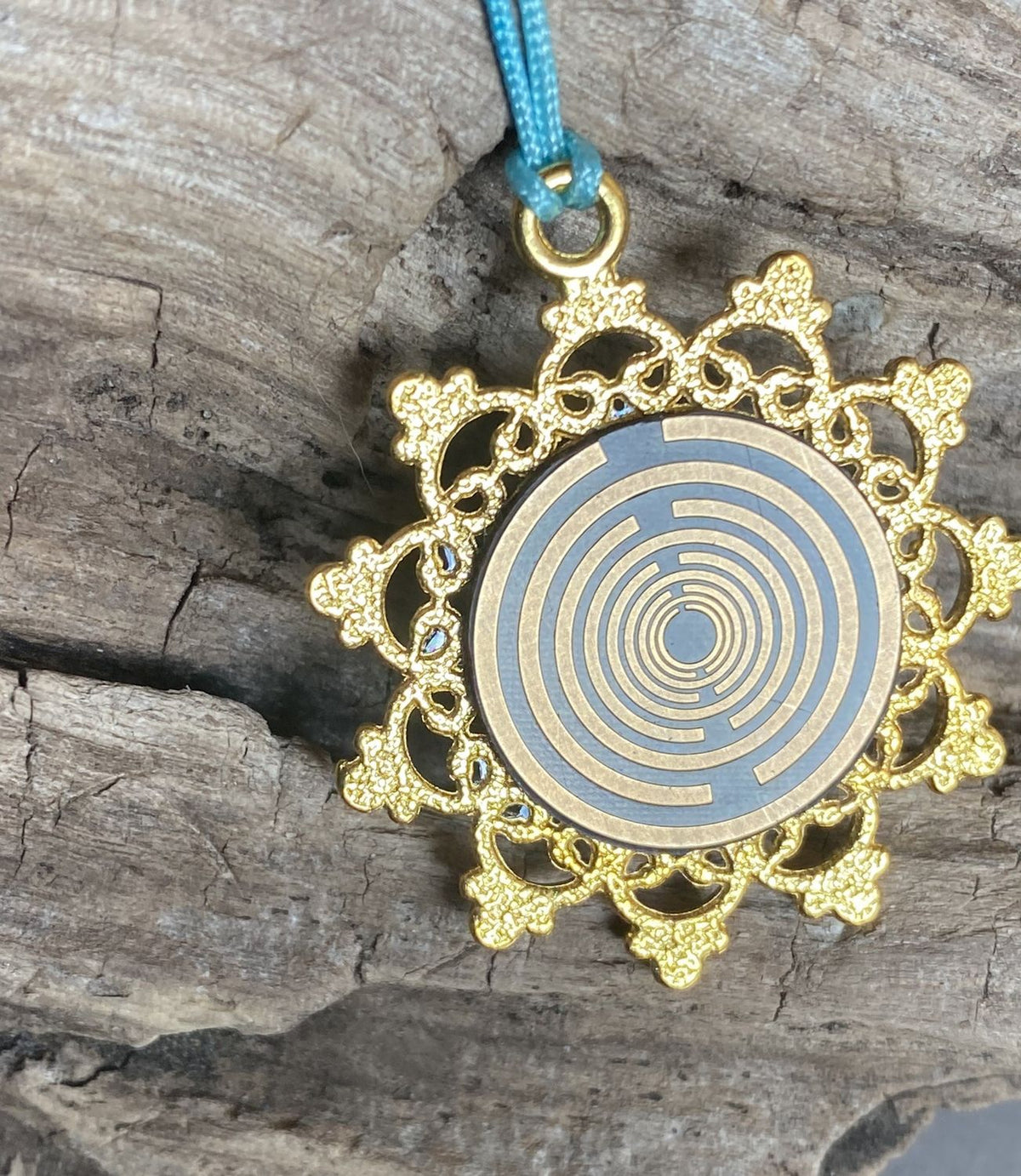 Amulett – Blume des Lebens, Lakhovsky MWOals schwarzer Coin mit goldlegiert eingearbeitet – Produktansicht 1