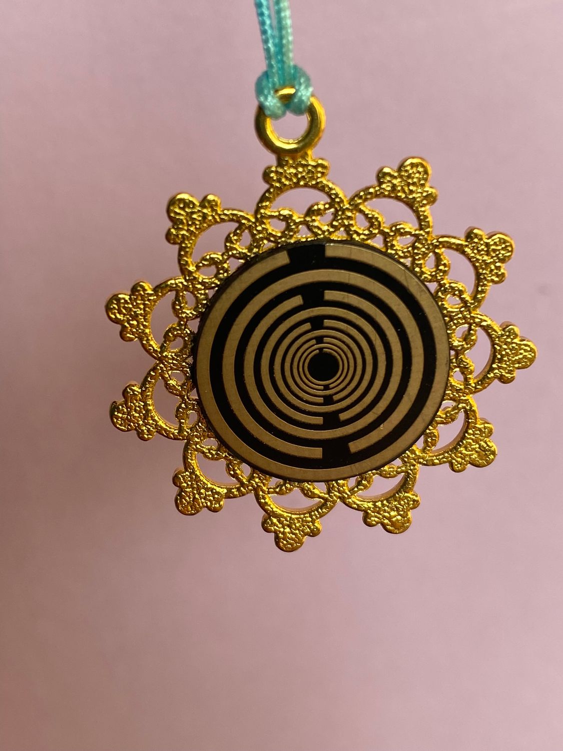 Amulett – Blume des Lebens, Lakhovsky MWOals schwarzer Coin mit goldlegiert eingearbeitet – Produktansicht 1