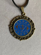 Amulett – Chakremy – bronzefarben, 3. Auge Disc in blau 25 mm, goldlegiert, kupferunterlegt – Produktansicht 1
