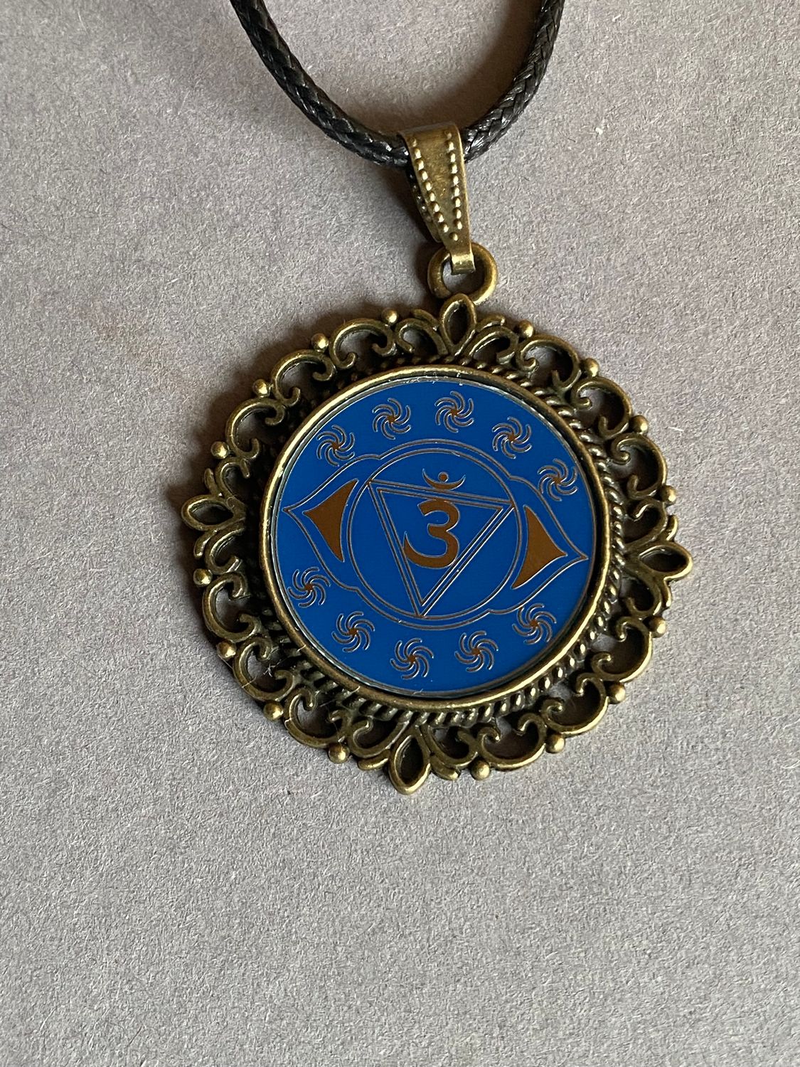 Amulett – Chakremy – bronzefarben, 3. Auge Disc in blau 25 mm, goldlegiert, kupferunterlegt – Produktansicht 1