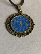 Amulett – Chakremy – bronzefarben, 3. Auge Disc in blau 25 mm, goldlegiert, kupferunterlegt – Produktansicht 1