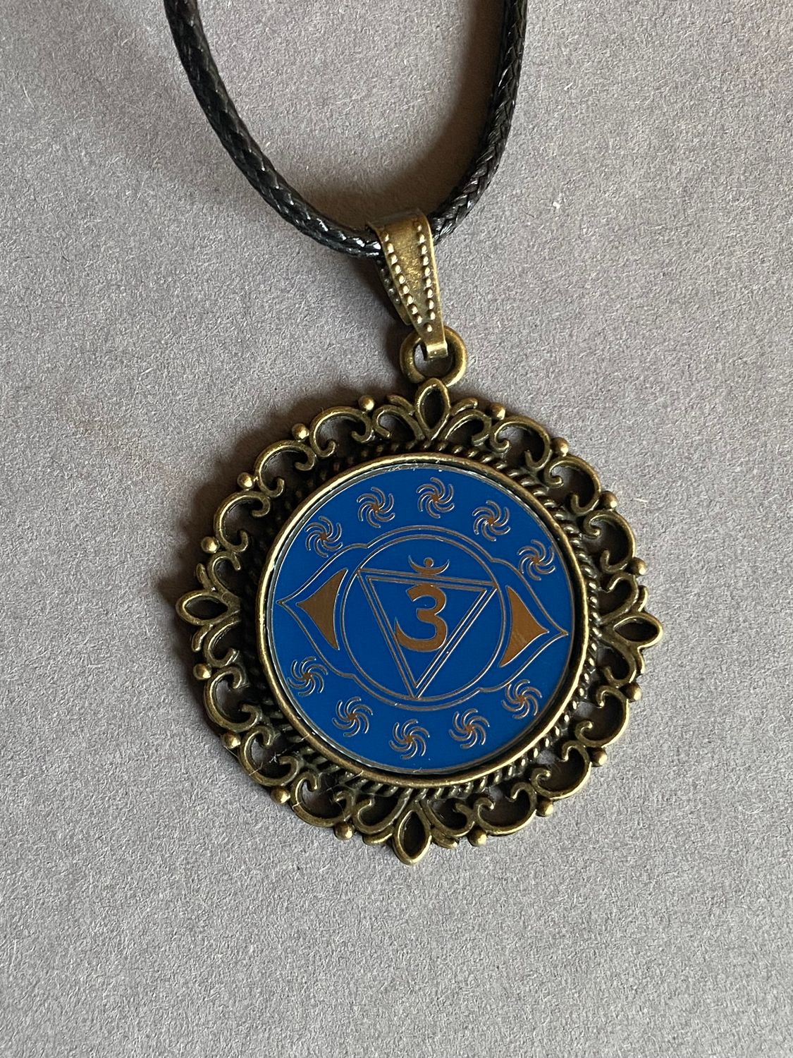 Amulett – Chakremy – bronzefarben, 3. Auge Disc in blau 25 mm, goldlegiert, kupferunterlegt – Produktansicht 1