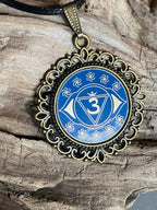 Amulett – Chakremy – bronzefarben, 3. Auge Disc in blau 25 mm, goldlegiert, kupferunterlegt – Produktansicht 1