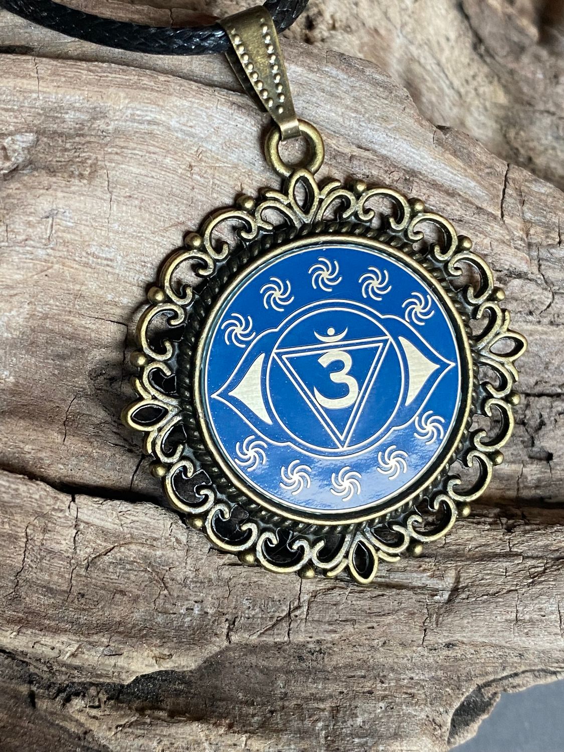 Amulett – Chakremy – bronzefarben, 3. Auge Disc in blau 25 mm, goldlegiert, kupferunterlegt – Produktansicht 1