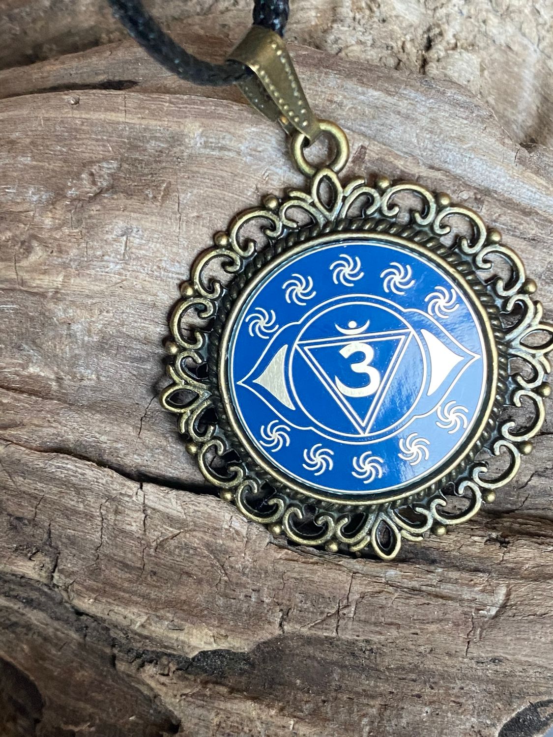 Amulett – Chakremy – bronzefarben, 3. Auge Disc in blau 25 mm, goldlegiert, kupferunterlegt – Produktansicht 1