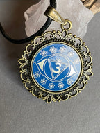 Amulett – Chakremy – bronzefarben, 3. Auge Disc in blau 25 mm, goldlegiert, kupferunterlegt – Produktansicht 1