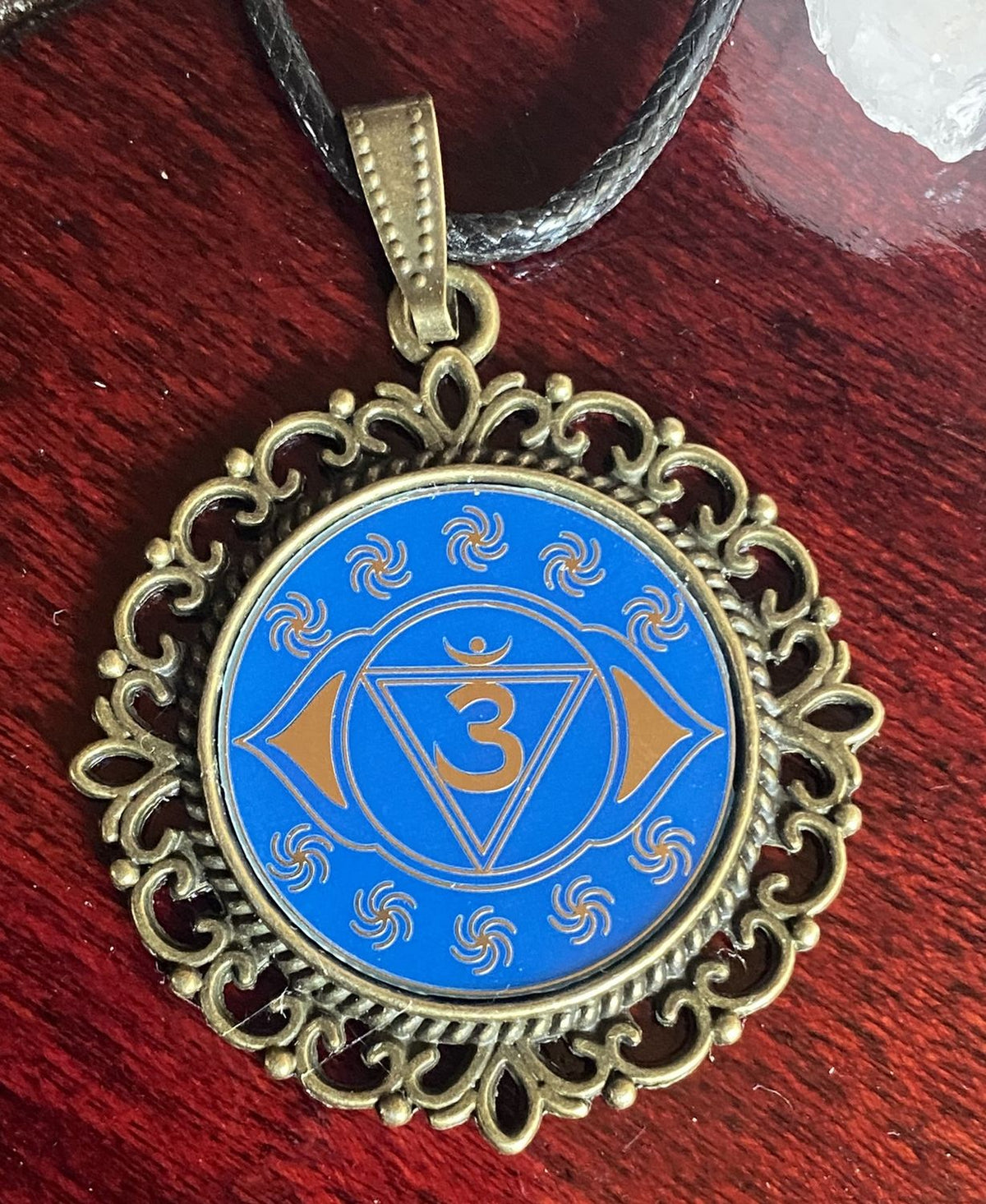 Amulett – Chakremy – bronzefarben, 3. Auge Disc in blau 25 mm, goldlegiert, kupferunterlegt – Produktansicht 1