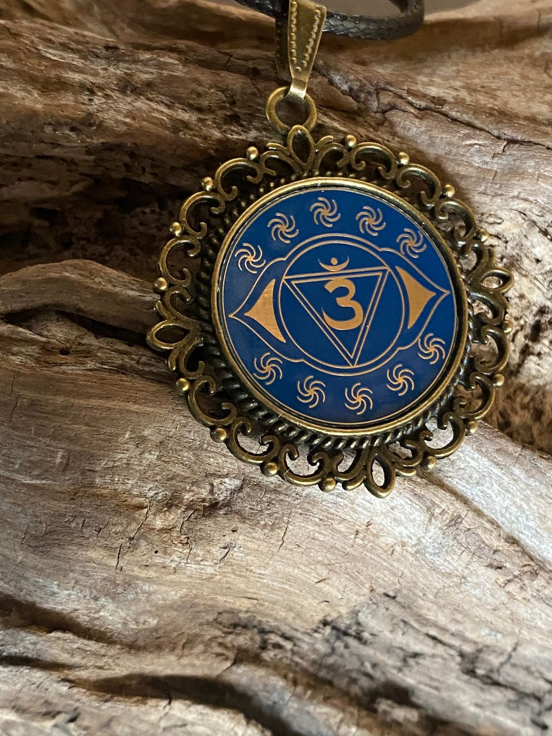 Amulett – Chakremy – bronzefarben, 3. Auge Disc in blau 25 mm, goldlegiert, kupferunterlegt – Produktansicht 1