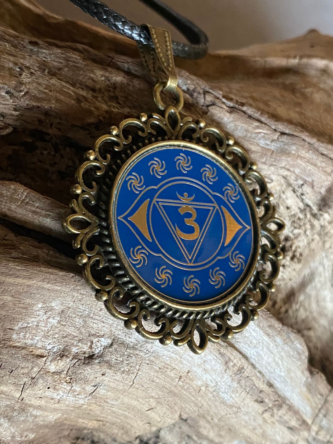 Amulett – Chakremy – bronzefarben, 3. Auge Disc in blau 25 mm, goldlegiert, kupferunterlegt – Produktansicht 1