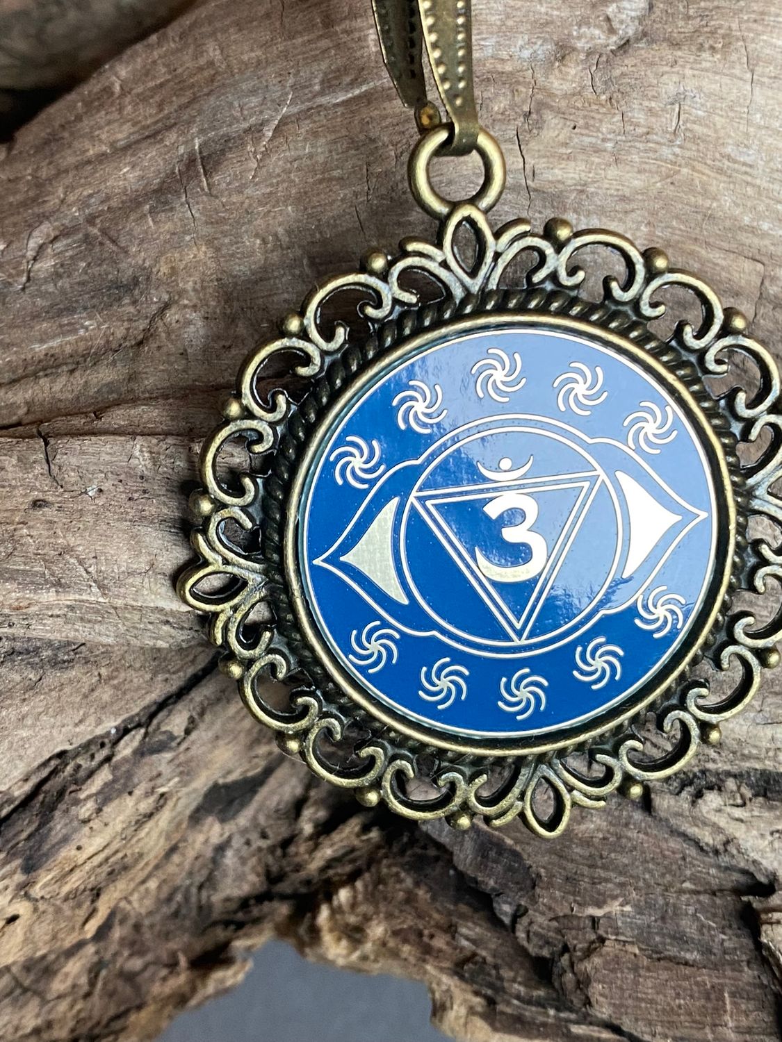 Amulett – Chakremy – bronzefarben, 3. Auge Disc in blau 25 mm, goldlegiert, kupferunterlegt – Produktansicht 1