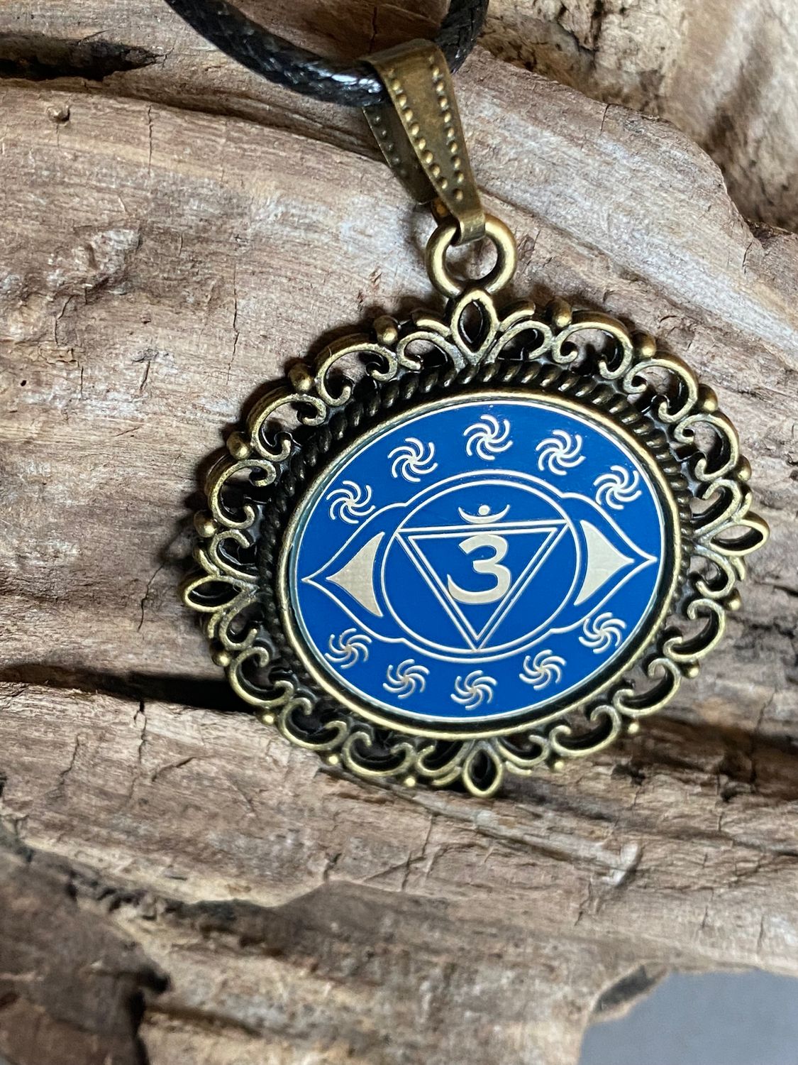 Amulett – Chakremy – bronzefarben, 3. Auge Disc in blau 25 mm, goldlegiert, kupferunterlegt – Produktansicht 1