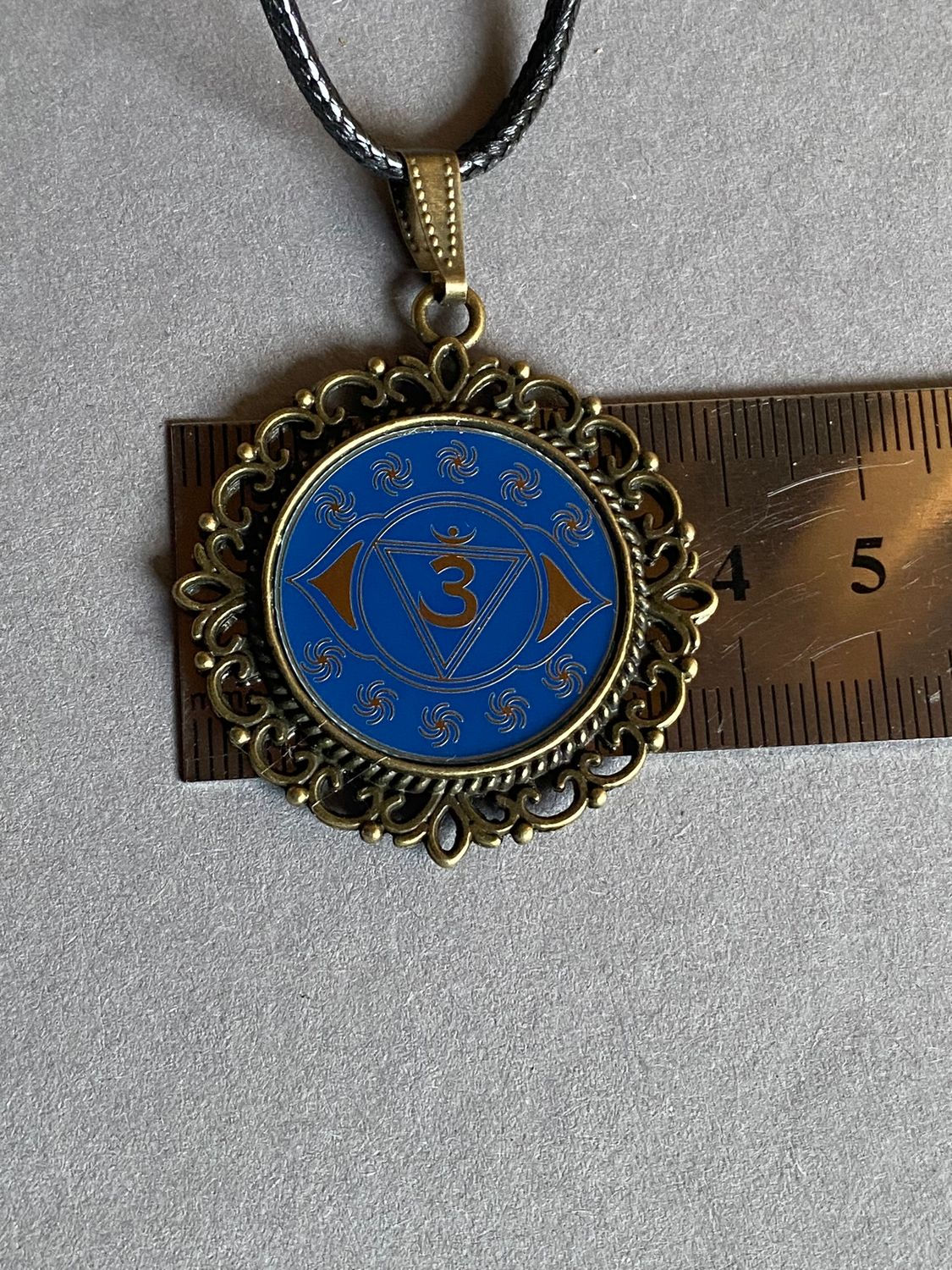 Amulett – Chakremy – bronzefarben, 3. Auge Disc in blau 25 mm, goldlegiert, kupferunterlegt – Produktansicht 1
