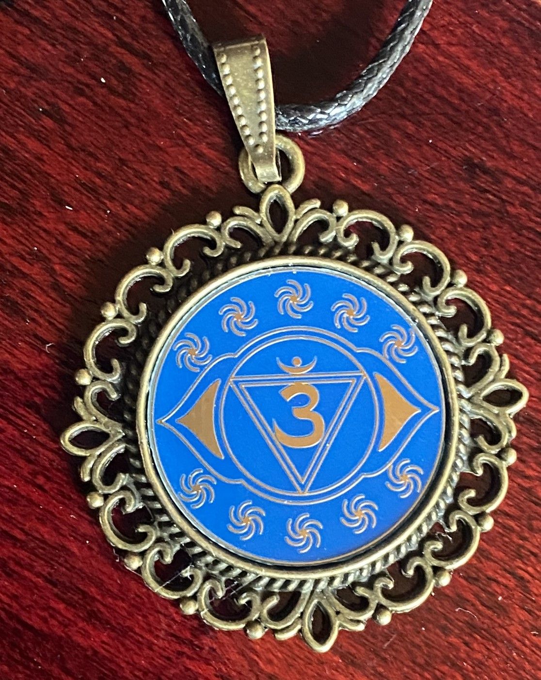 Amulett – Chakremy – bronzefarben, 3. Auge Disc in blau 25 mm, goldlegiert, kupferunterlegt – Produktansicht 1