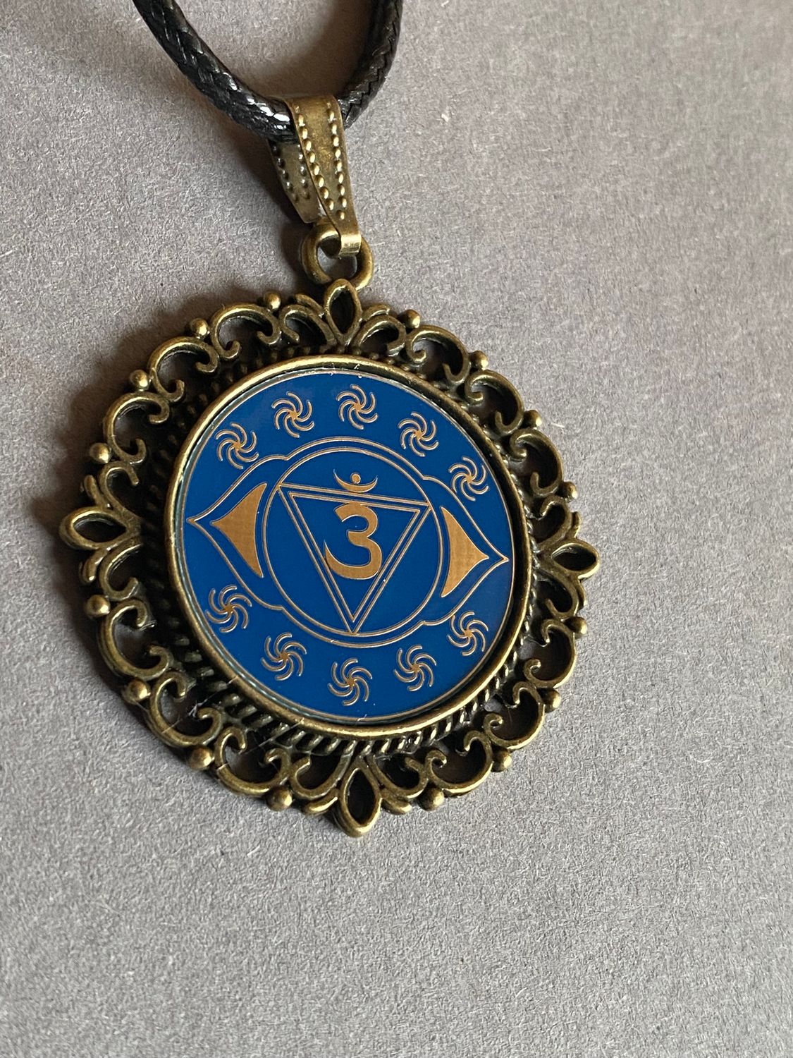 Amulett – Chakremy – bronzefarben, 3. Auge Disc in blau 25 mm, goldlegiert, kupferunterlegt – Produktansicht 1