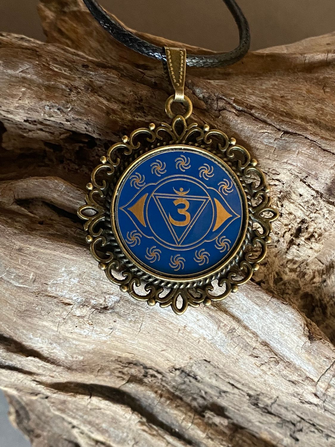 Amulett – Chakremy – bronzefarben, 3. Auge Disc in blau 25 mm, goldlegiert, kupferunterlegt – Produktansicht 1
