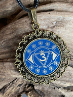 Amulett – Chakremy – bronzefarben, 3. Auge Disc in blau 25 mm, goldlegiert, kupferunterlegt – Produktansicht 1
