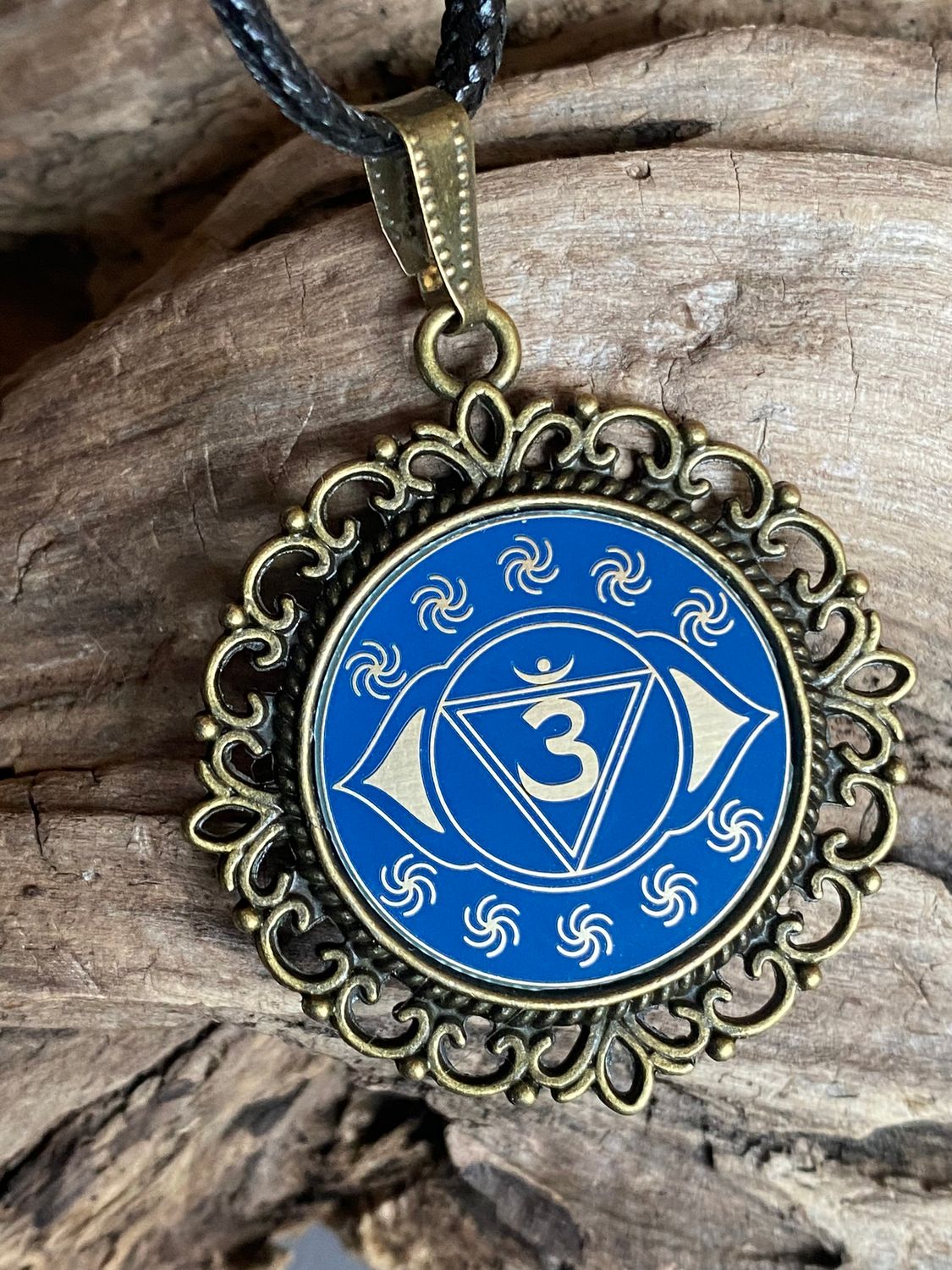 Amulett – Chakremy – bronzefarben, 3. Auge Disc in blau 25 mm, goldlegiert, kupferunterlegt – Produktansicht 1