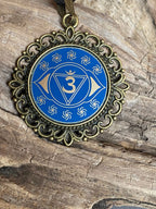 Amulett – Chakremy – bronzefarben, 3. Auge Disc in blau 25 mm, goldlegiert, kupferunterlegt – Produktansicht 1
