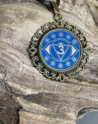 Amulett – Chakremy – bronzefarben, 3. Auge Disc in blau 25 mm, goldlegiert, kupferunterlegt – Produktansicht 1