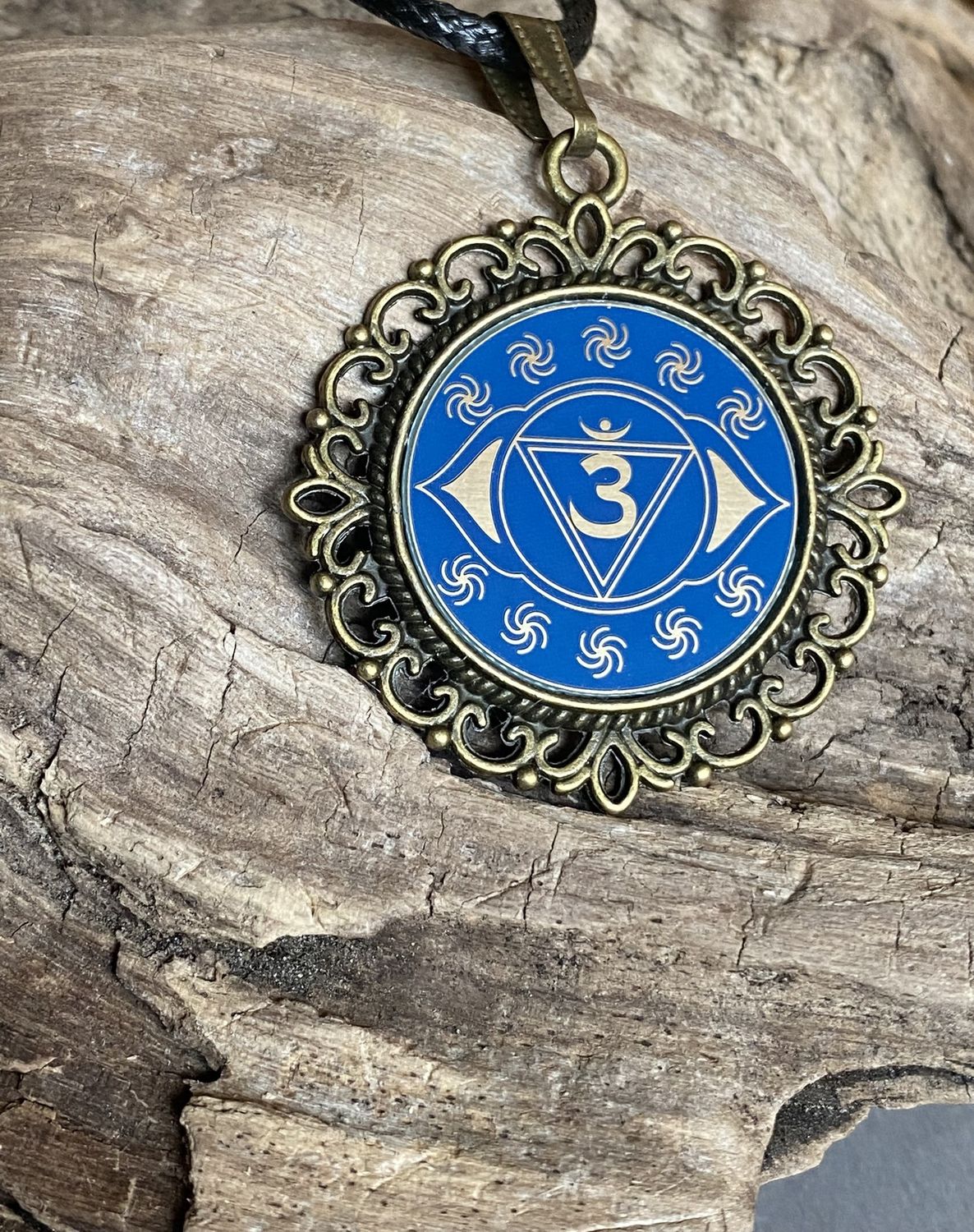 Amulett – Chakremy – bronzefarben, 3. Auge Disc in blau 25 mm, goldlegiert, kupferunterlegt – Produktansicht 1