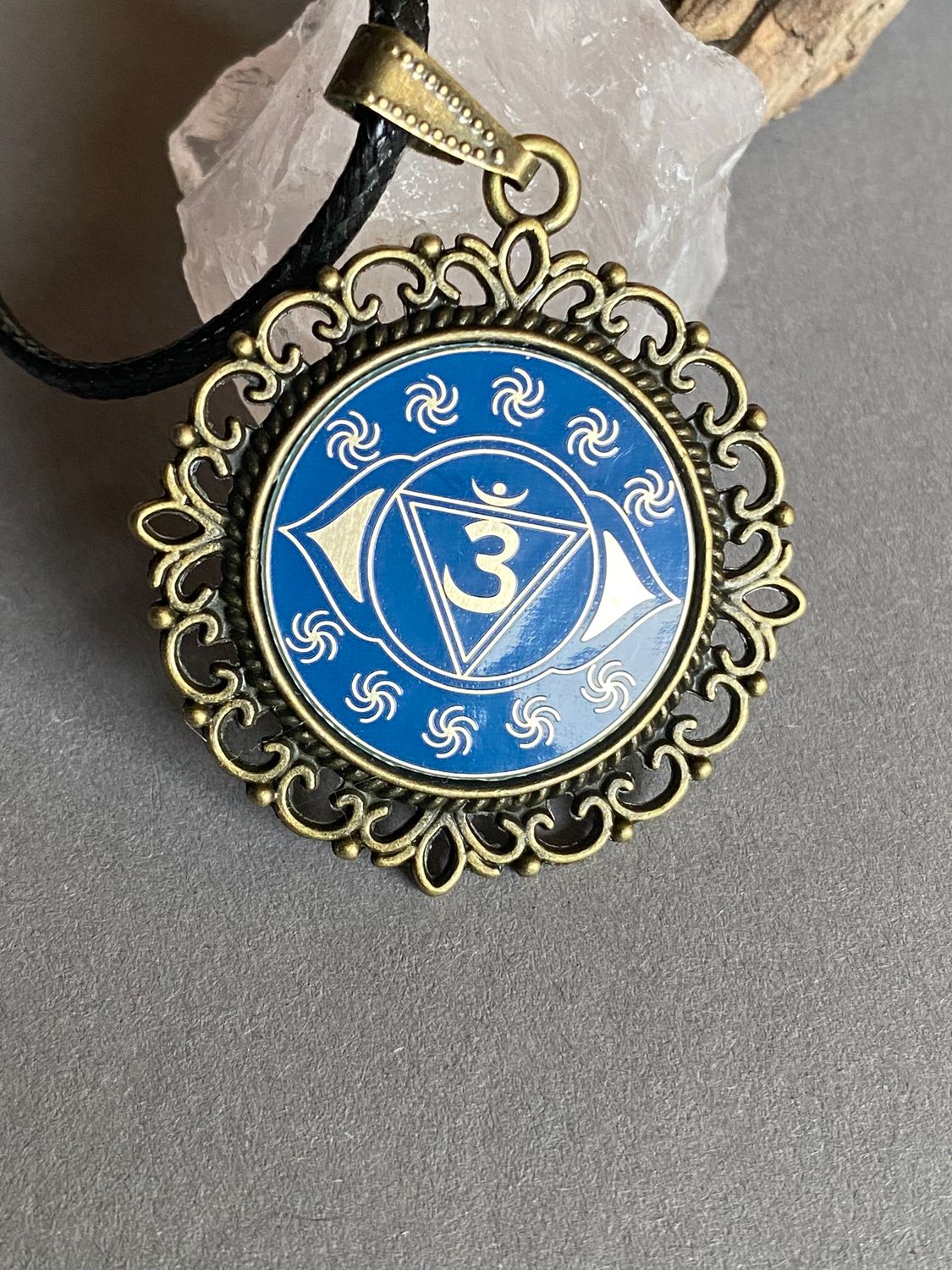 Amulett – Chakremy – bronzefarben, 3. Auge Disc in blau 25 mm, goldlegiert, kupferunterlegt – Produktansicht 1
