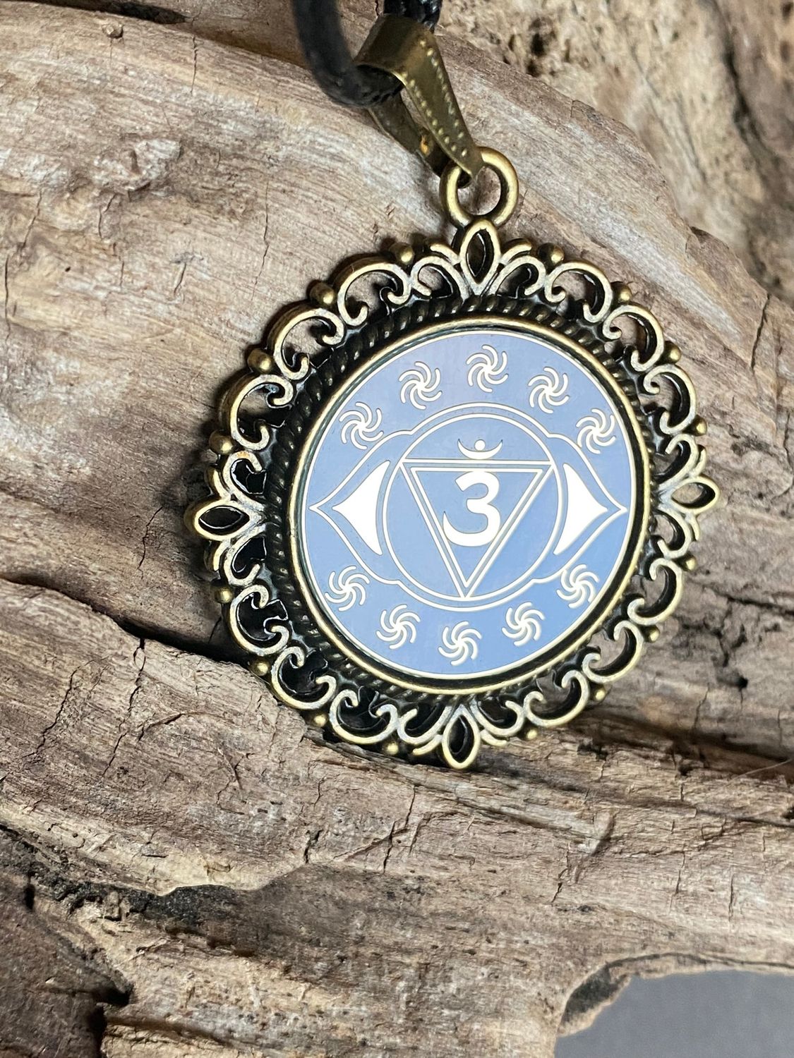 Amulett – Chakremy – bronzefarben, 3. Auge Disc in blau 25 mm, goldlegiert, kupferunterlegt – Produktansicht 1