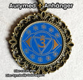 Amulett – Chakremy – bronzefarben, 3. Auge Disc in blau 25 mm, goldlegiert, kupferunterlegt – Produktansicht 1