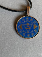 Amulett – Chakremy – kupferfarbend, 3. Auge Disc in blau 25 mm, goldlegiert, kupferunterlegt – Produktansicht 1
