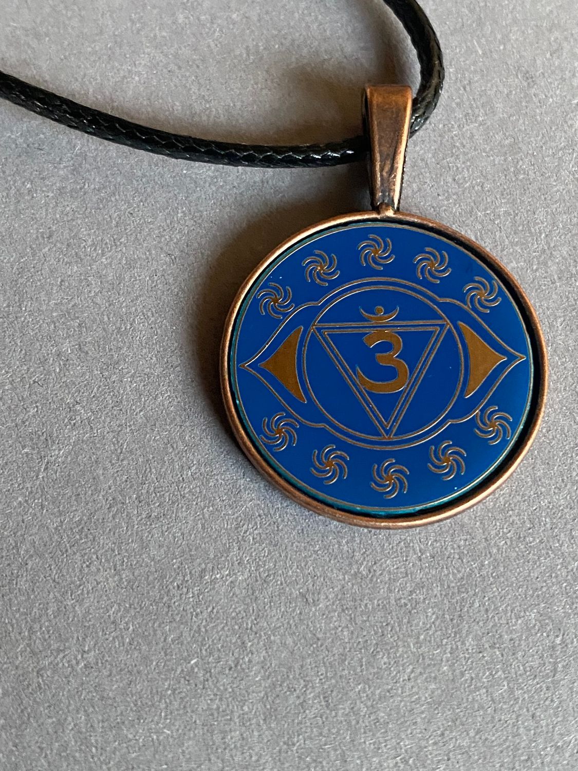 Amulett – Chakremy – kupferfarbend, 3. Auge Disc in blau 25 mm, goldlegiert, kupferunterlegt – Produktansicht 1