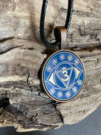 Amulett – Chakremy – kupferfarbend, 3. Auge Disc in blau 25 mm, goldlegiert, kupferunterlegt – Produktansicht 1