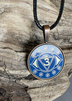 Amulett – Chakremy – kupferfarbend, 3. Auge Disc in blau 25 mm, goldlegiert, kupferunterlegt – Produktansicht 1