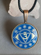 Amulett – Chakremy – kupferfarbend, 3. Auge Disc in blau 25 mm, goldlegiert, kupferunterlegt – Produktansicht 1