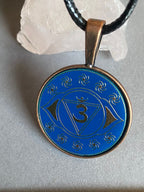 Amulett – Chakremy – kupferfarbend, 3. Auge Disc in blau 25 mm, goldlegiert, kupferunterlegt – Produktansicht 1