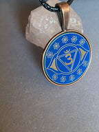 Amulett – Chakremy – kupferfarbend, 3. Auge Disc in blau 25 mm, goldlegiert, kupferunterlegt – Produktansicht 1