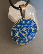 Amulett – Chakremy – kupferfarbend, 3. Auge Disc in blau 25 mm, goldlegiert, kupferunterlegt – Produktansicht 1