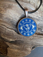 Amulett – Chakremy – kupferfarbend, 3. Auge Disc in blau 25 mm, goldlegiert, kupferunterlegt – Produktansicht 1