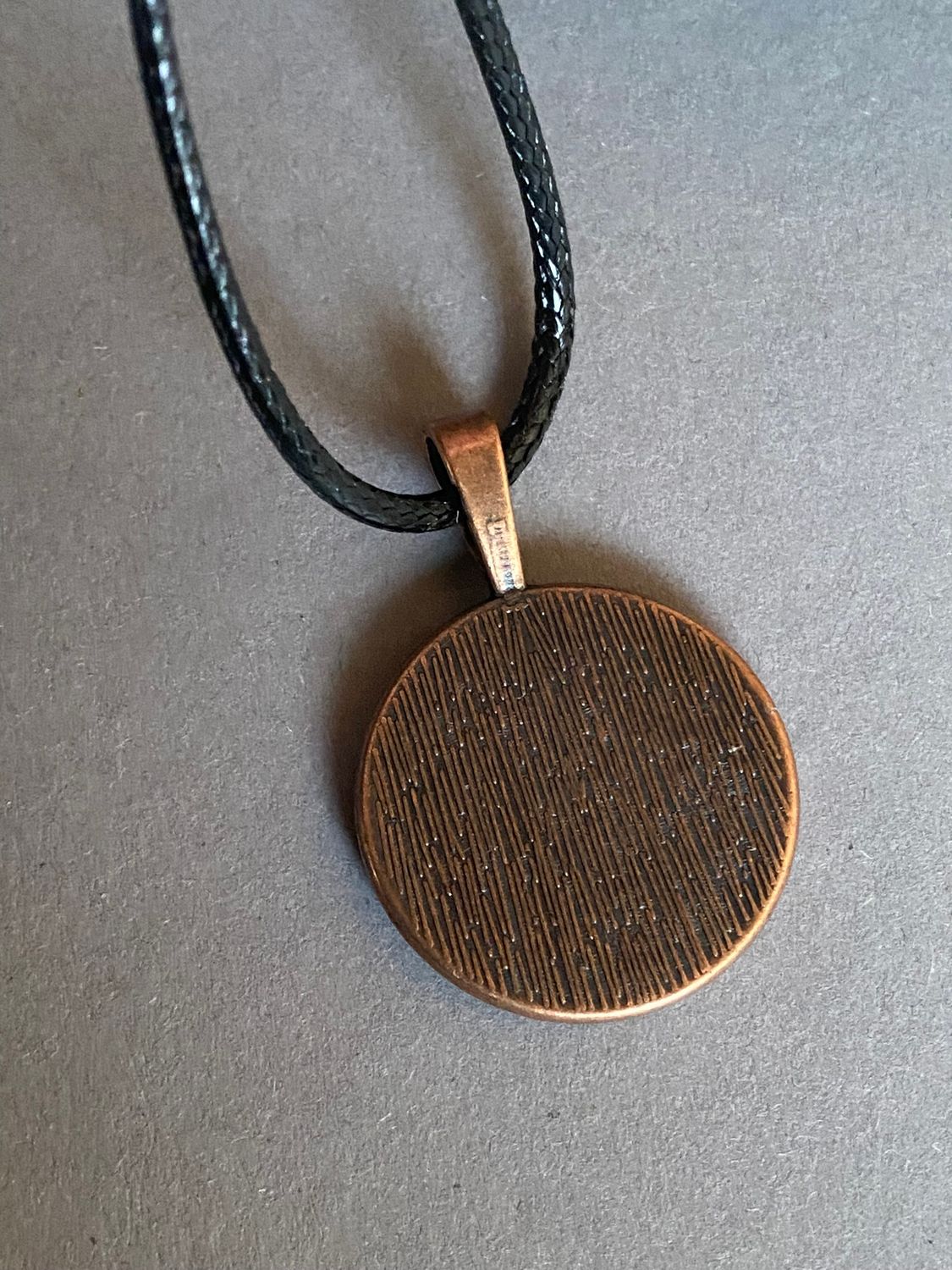 Amulett – Chakremy – kupferfarbend, 3. Auge Disc in blau 25 mm, goldlegiert, kupferunterlegt – Produktansicht 1