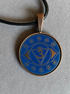 Amulett – Chakremy – kupferfarbend, 3. Auge Disc in blau 25 mm, goldlegiert, kupferunterlegt – Produktansicht 1