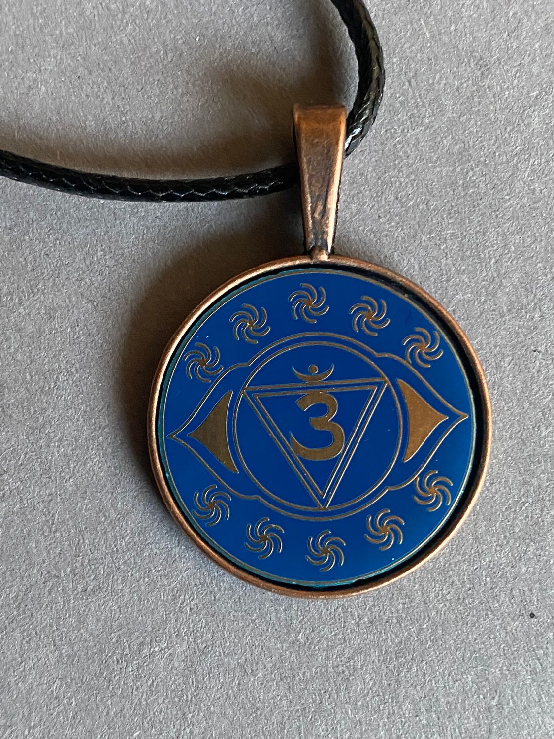Amulett – Chakremy – kupferfarbend, 3. Auge Disc in blau 25 mm, goldlegiert, kupferunterlegt – Produktansicht 1