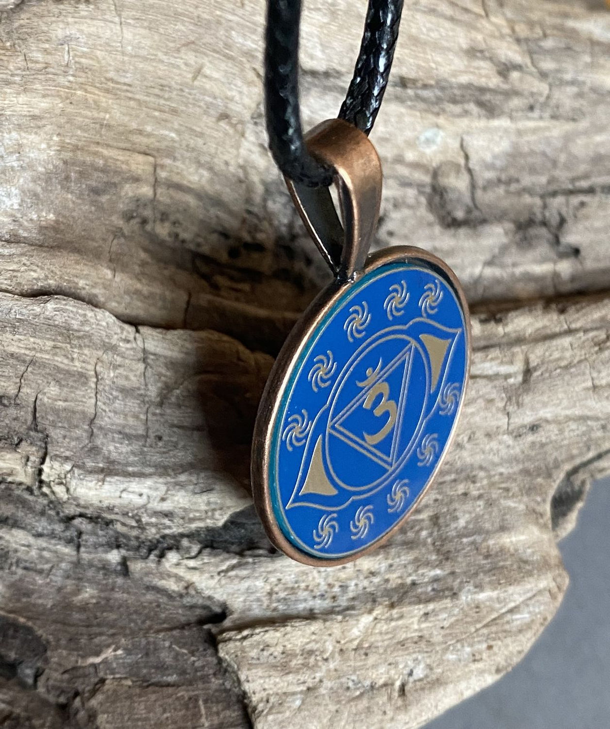 Amulett – Chakremy – kupferfarbend, 3. Auge Disc in blau 25 mm, goldlegiert, kupferunterlegt – Produktansicht 1