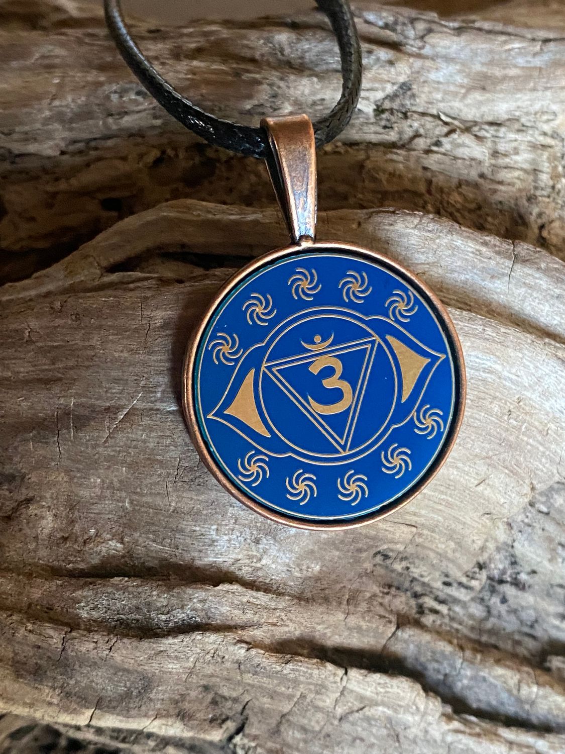 Amulett – Chakremy – kupferfarbend, 3. Auge Disc in blau 25 mm, goldlegiert, kupferunterlegt – Produktansicht 1