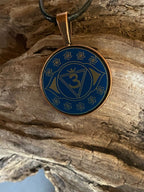 Amulett – Chakremy – kupferfarbend, 3. Auge Disc in blau 25 mm, goldlegiert, kupferunterlegt – Produktansicht 1