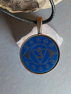 Amulett – Chakremy – kupferfarbend, 3. Auge Disc in blau 25 mm, goldlegiert, kupferunterlegt – Produktansicht 1