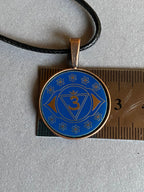Amulett – Chakremy – kupferfarbend, 3. Auge Disc in blau 25 mm, goldlegiert, kupferunterlegt – Produktansicht 1