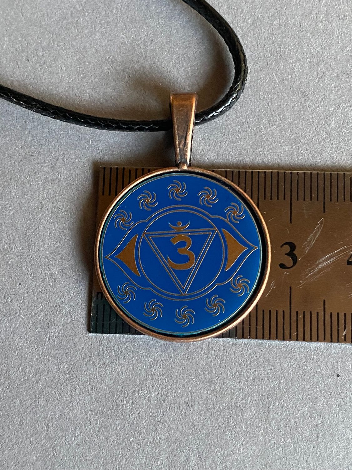 Amulett – Chakremy – kupferfarbend, 3. Auge Disc in blau 25 mm, goldlegiert, kupferunterlegt – Produktansicht 1