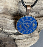 Amulett – Chakremy – kupferfarbend, 3. Auge Disc in blau 25 mm, goldlegiert, kupferunterlegt – Produktansicht 1